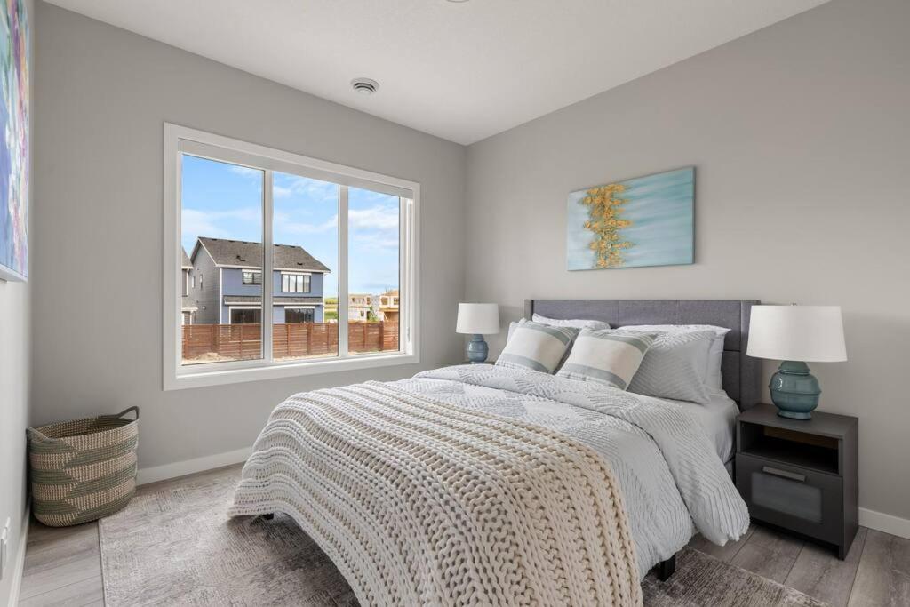 Brand New Luxury Walk-Out Suite - Calgary Exterior photo