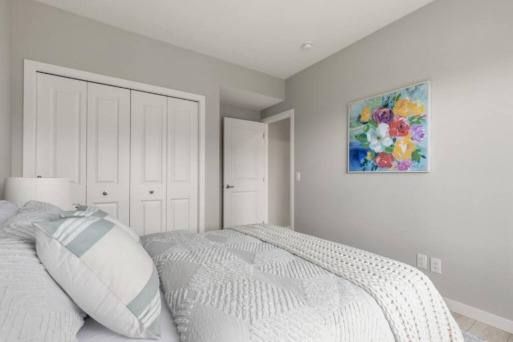Brand New Luxury Walk-Out Suite - Calgary Exterior photo