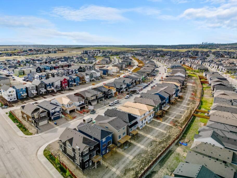 Brand New Luxury Walk-Out Suite - Calgary Exterior photo