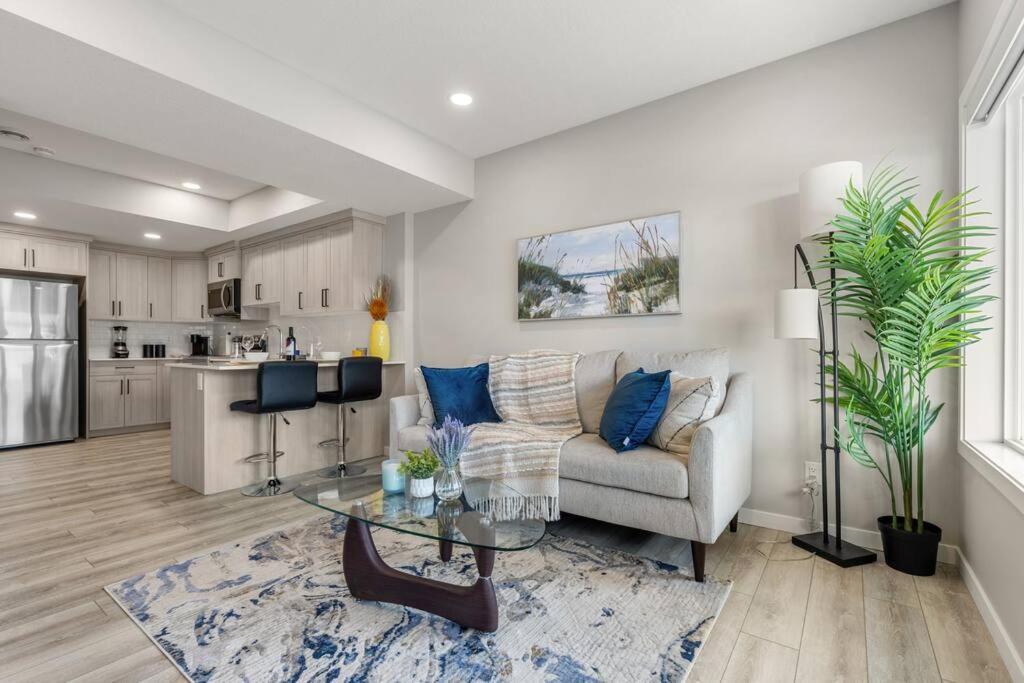 Brand New Luxury Walk-Out Suite - Calgary Exterior photo